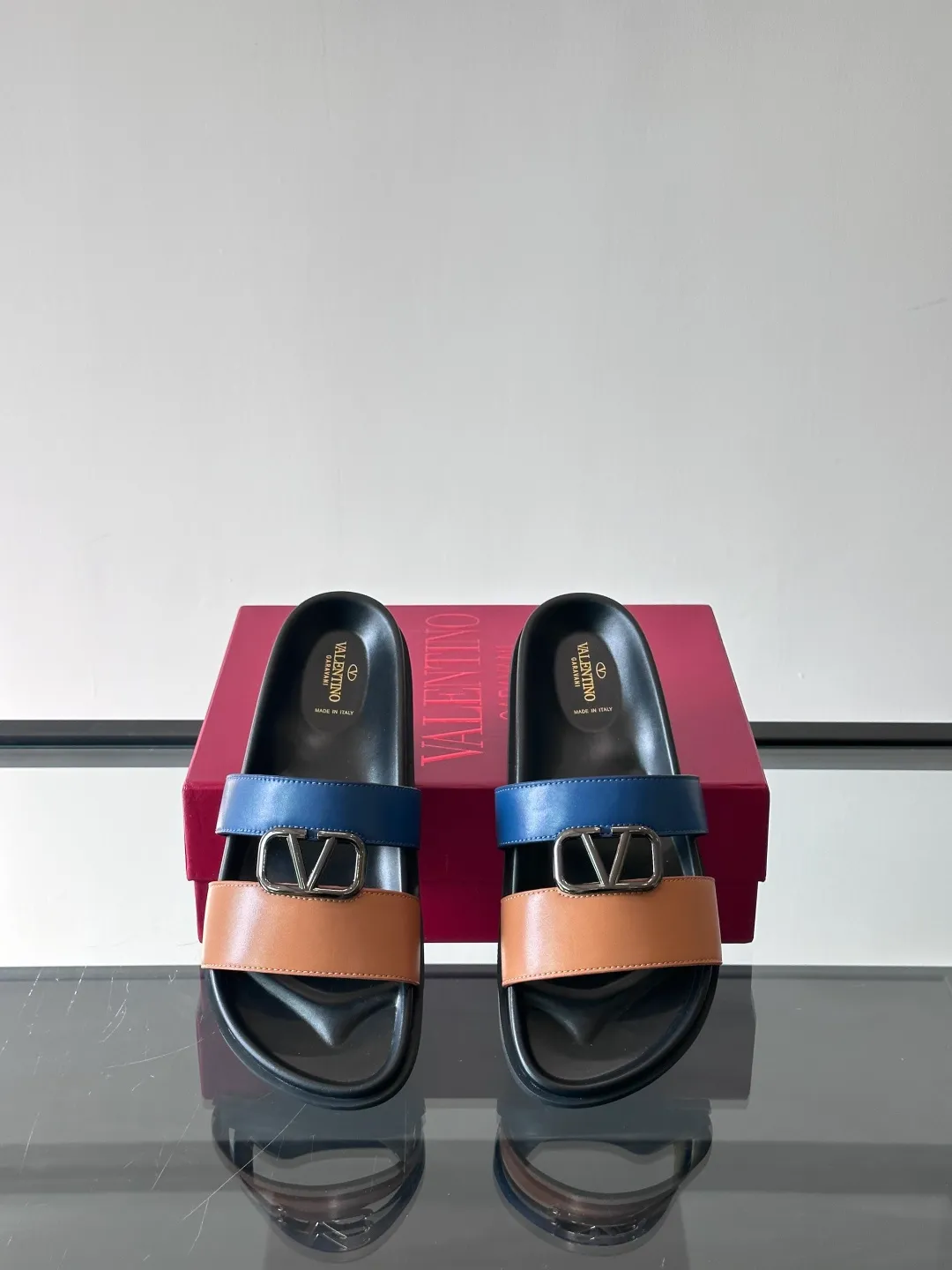 Men's shoes 💰p320 "VALENTINO" Valentino Men's 🧍‍♂️ Spring and summer new style metal rivet flat slippers, elegant sandals, the same style worn by celebrities, original molding, imported calfskin. Rubber outsole. Soft and durable, full set of counter packaging size: 39-44 (customized at 38.45.46)